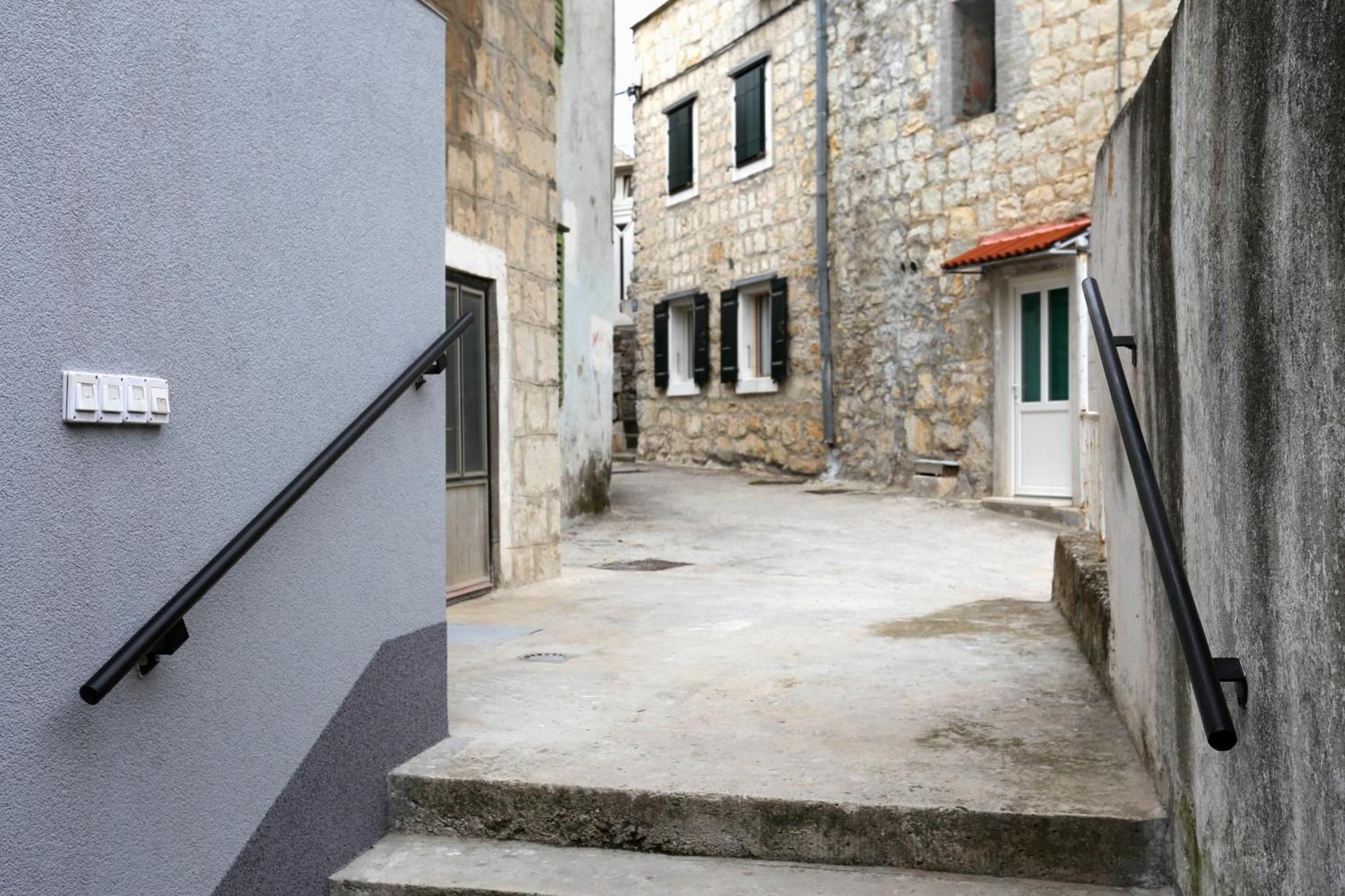 Apartments By The Sea Kastel Kambelovac, Kastela - 8679 Eksteriør billede