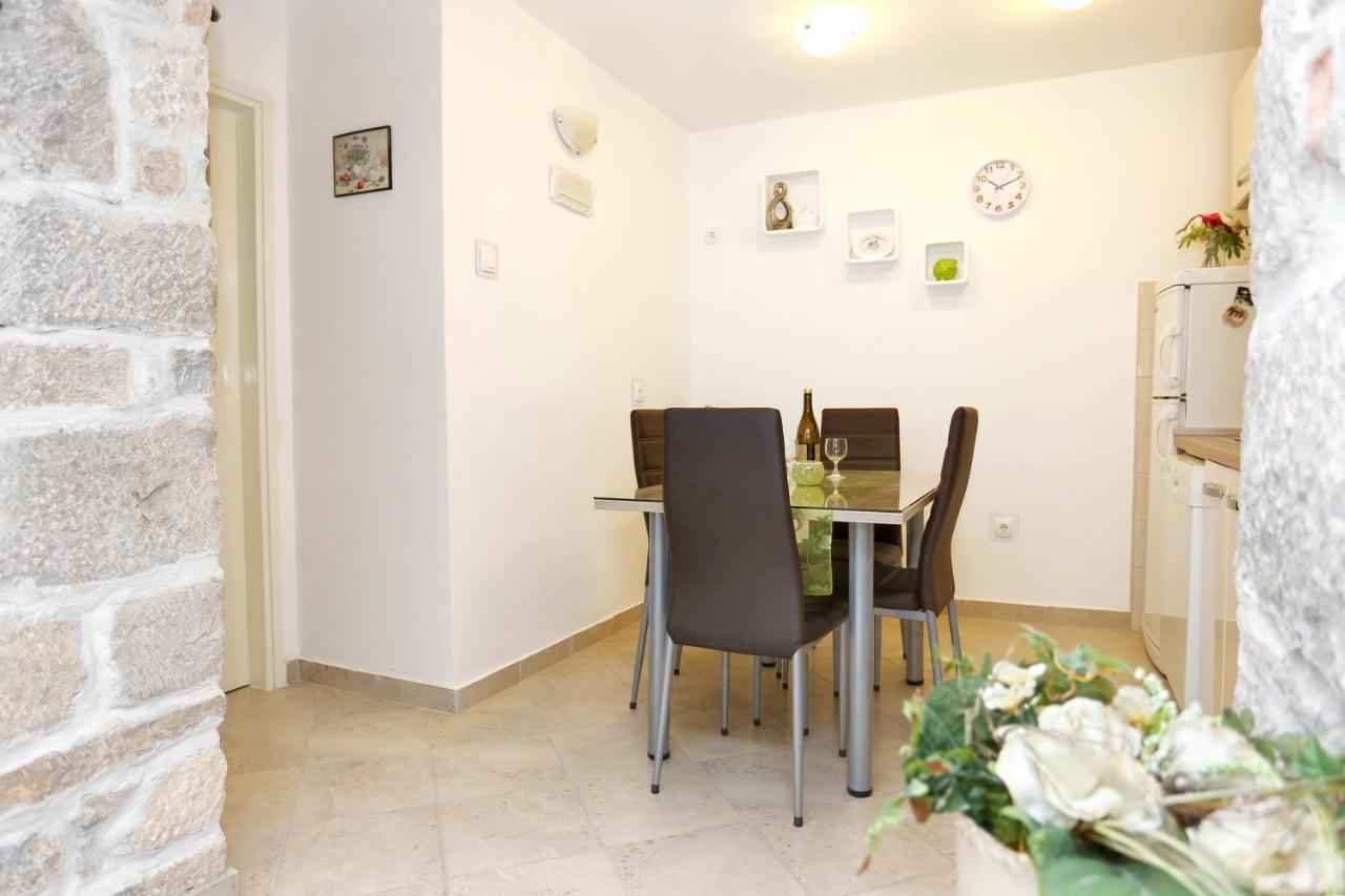 Apartments By The Sea Kastel Kambelovac, Kastela - 8679 Eksteriør billede