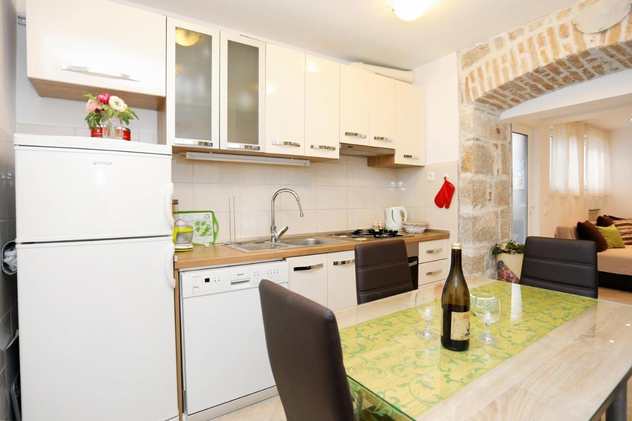Apartments By The Sea Kastel Kambelovac, Kastela - 8679 Eksteriør billede