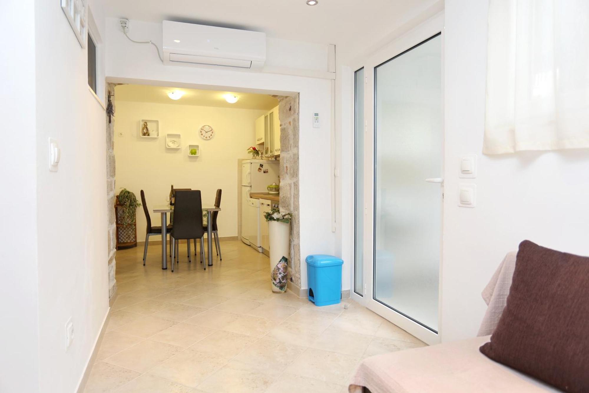 Apartments By The Sea Kastel Kambelovac, Kastela - 8679 Eksteriør billede